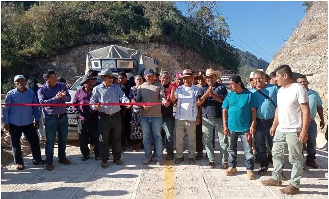 Entre los detenidos se encuentran el presidente municipal, Marciano Montes Ortiz, así como un síndico, una regidora de obras, el secretario municipal, el tesorero municipal y otros empleados de la comunidad enclavada en la Sierra Mixe (9/01/2025). Foto: Especial