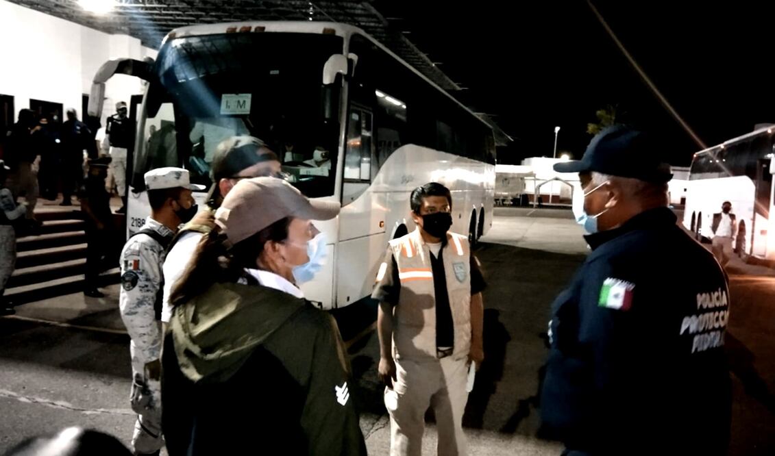 Los agentes de Migración fueron apoyados por elementos de la Guardia Nacional y del Servicio de Protección Federal, para garantizar un traslado seguro al aeropuerto donde abordaron el avión a las 07:00 horas. Foto: especial