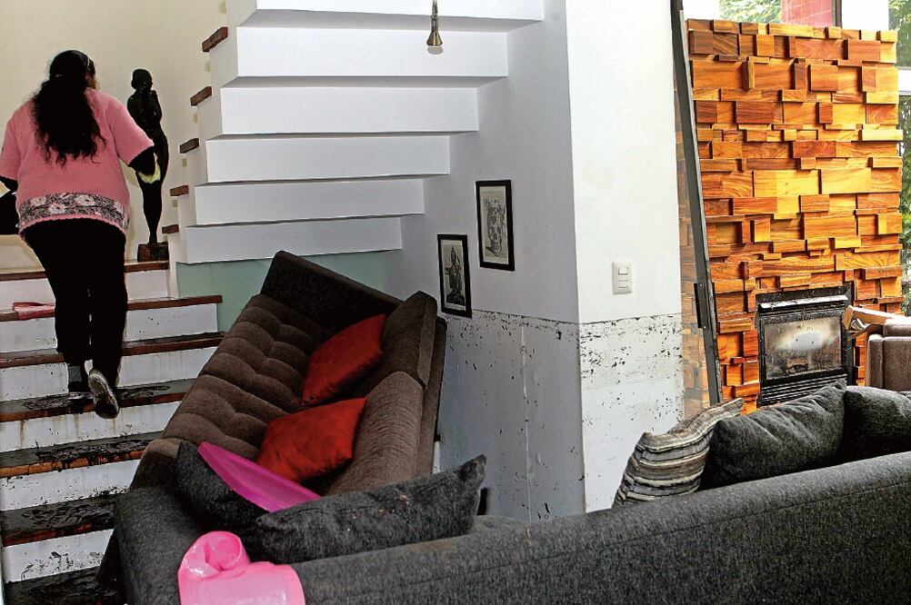 En Bosque de Canelos 81 en dos departamentos el agua subió más de un metro y resultaron con pérdidas de refrigeradores, salas e incluso pinturas (FOTOS: FERNANDO RAMÍREZ. EL UNIVERSAL)