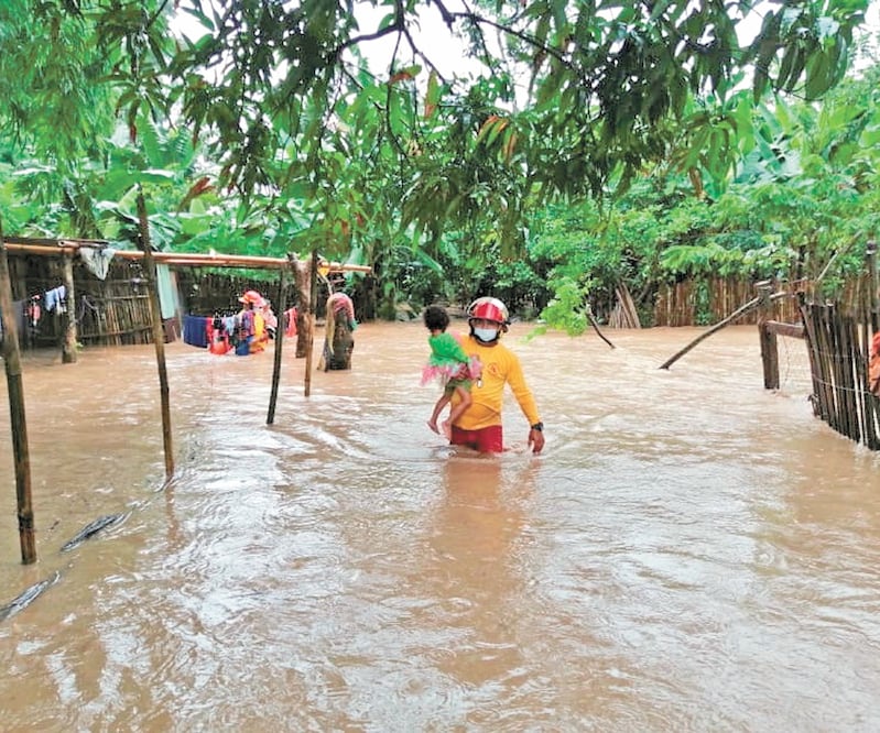 Bombero s evacuaron a habitantes de Tela, en el Caribe hondureño; Eta estaba por golpear. Foto: EFE