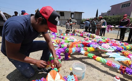 Ofrendan arco de madera adornado con semillas por inicio de ciclo agrícola 