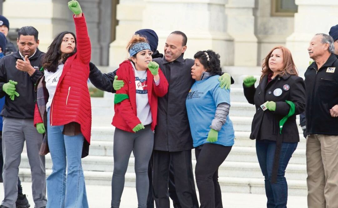 27% de los adultos amparados por DACA carece de un seguro de salud, según NILC. Foto: José Luis Magana/AP