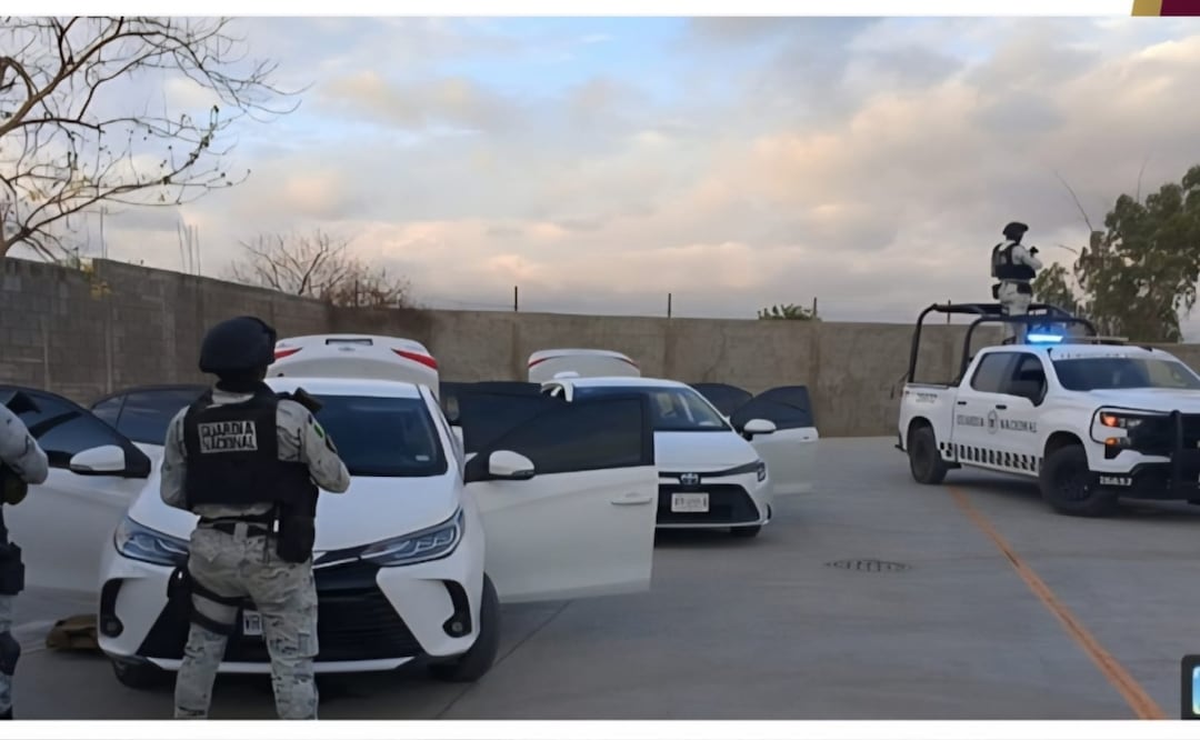 Recuperan vehículos robados y arsenal en operativos; un detenido tras persecución en la capital. Foto: Especial