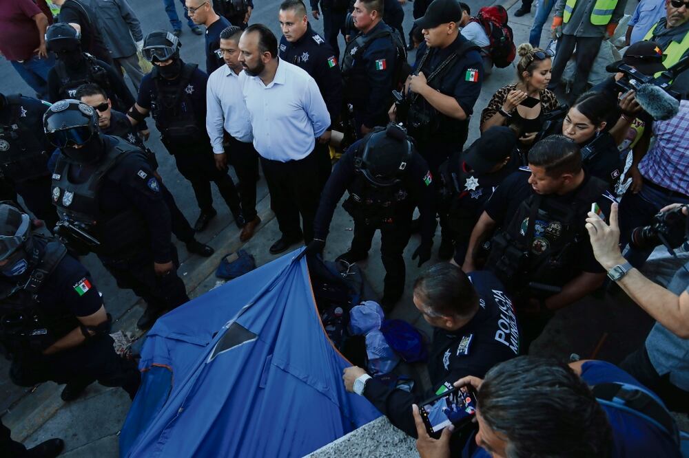 Con el apoyo de policías municipales, autoridades de Ciudad Juárez desmantelaron varias casas de campaña habilitadas como refugios por migrantes.