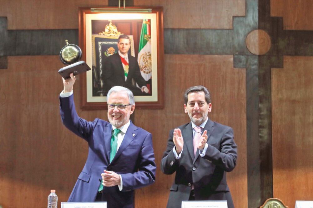 Acompañado por Eugenio Garza Rivapalacio, director de la Lotenal, el periodista observó un par de videos en los que se recordó su paso por diversos medios, desde el inicio de su carrera en 1968, en los que aseguró sentirse privilegiado. (JUAN CARLOS REYE)