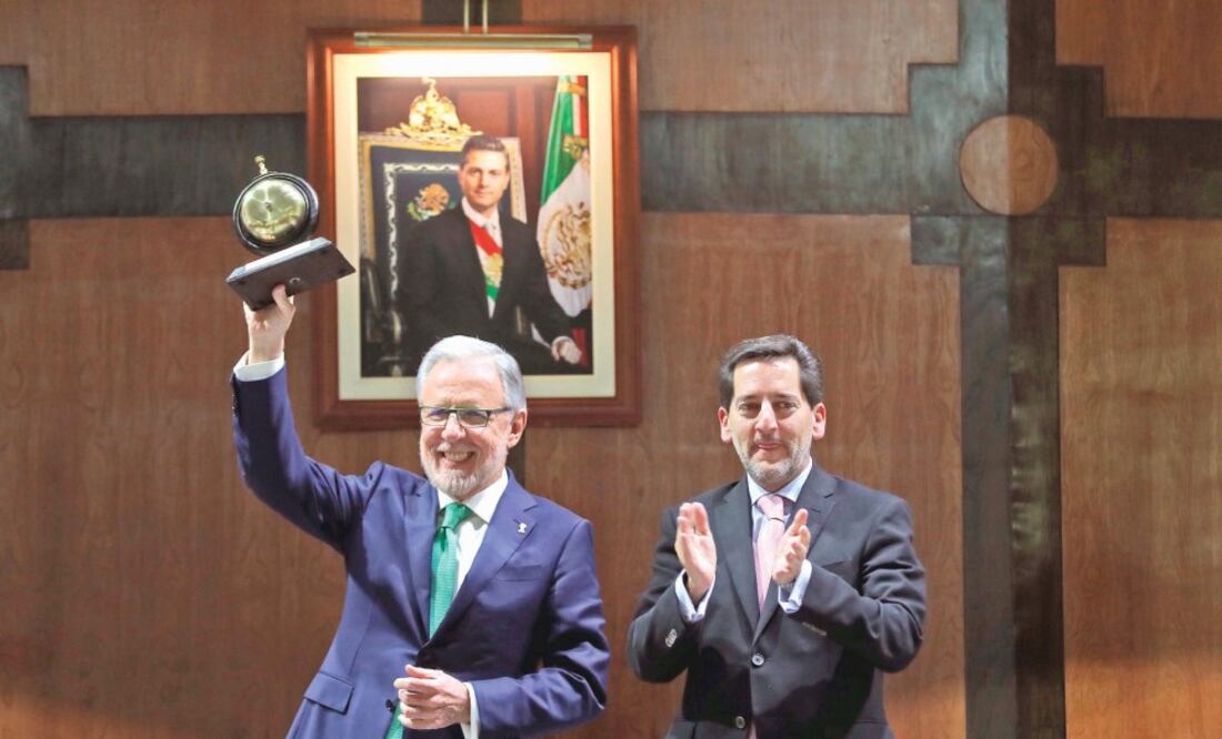 Acompañado por Eugenio Garza Rivapalacio, director de la Lotenal, el periodista observó un par de videos en los que se recordó su paso por diversos medios, desde el inicio de su carrera en 1968, en los que aseguró sentirse privilegiado. (JUAN CARLOS REYE)