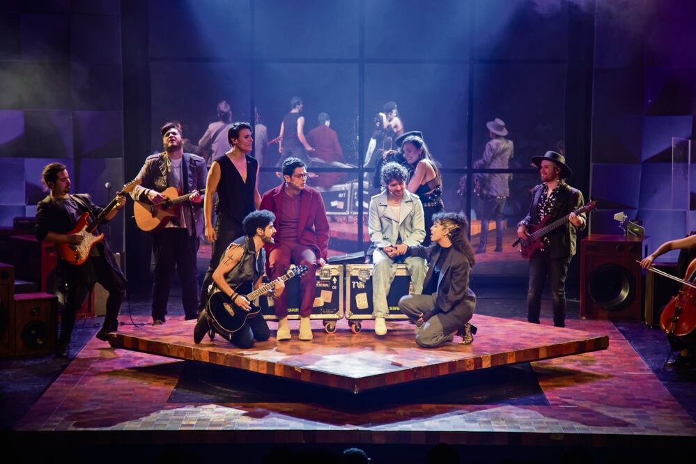 La adaptación para teatro mantiene la esencia de la historia, hay momentos románticos, divertidos y de reflexión. Foto: PRODUCCIÓN SIETE VECES ADIÓS