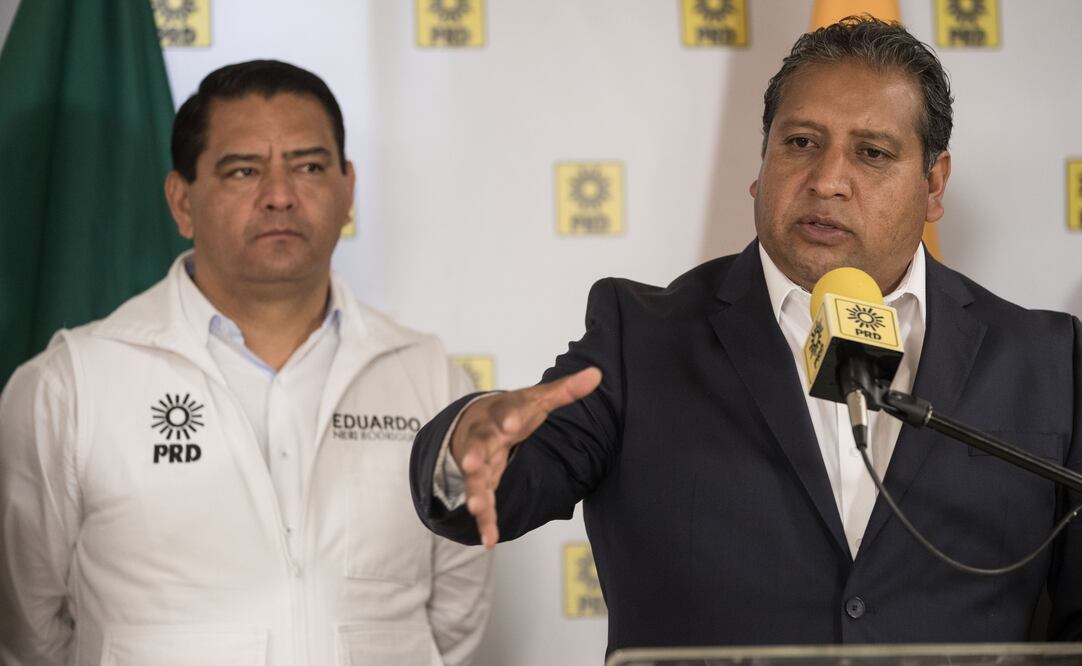 Eduardo Neri (izq.) y Javier Salinas (der.) ofrecieron una conferencia de prensa el pasado miércoles para criticar a sus contendientes en la elección interna del PRD para la candidatura al gobierno del Edomex. (Foto: Germán Espinosa / EL UNIVERSAL)
