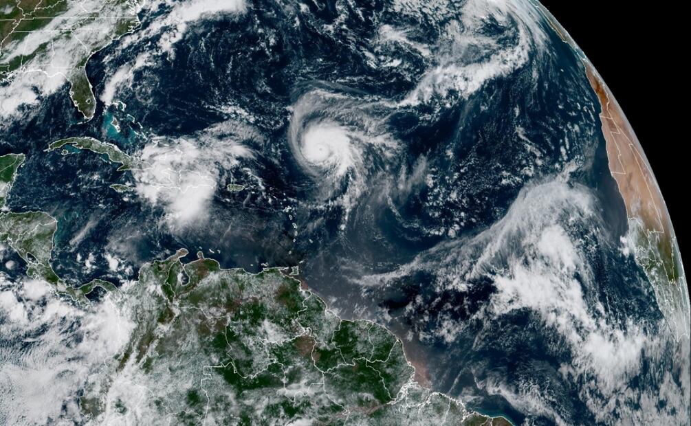 Humberto se fortaleció en la madrugada y se convirtió en huracán en aguas abiertas del Atlántico. Foto: EFE