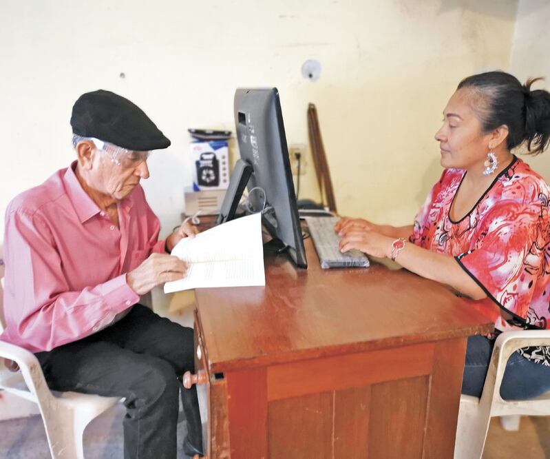 Desiderio de Gyves es un escritor de Juchitán que busca rescatar el zapoteco, junto con Hesenia Ruiz, quien redacta por él sus ideas. Foto: ROSELIA CHACA. EL UNIVERSAL