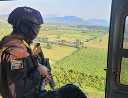 Desmantelan base criminal del CJNG en Michoacán; hallan uniformes con insignias y equipo táctico