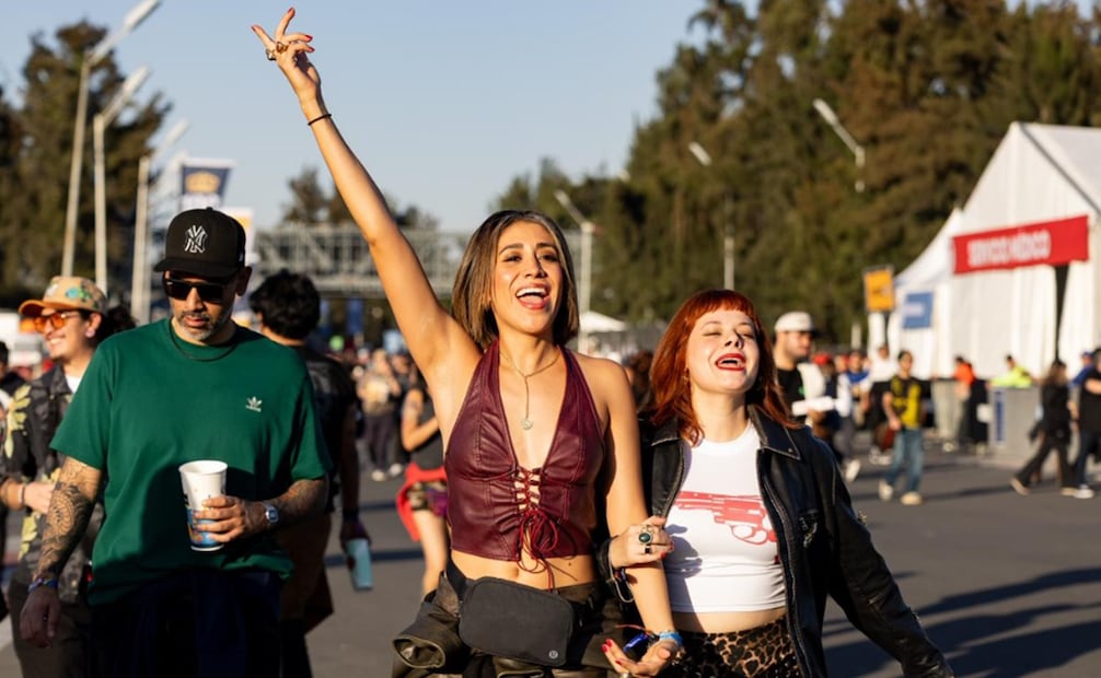Asistentes de todo el país se reúnen para vivir el arranque del Corona Capital en su edición 15. Foto: Hugo Salvador/EL UNIVERSAL.