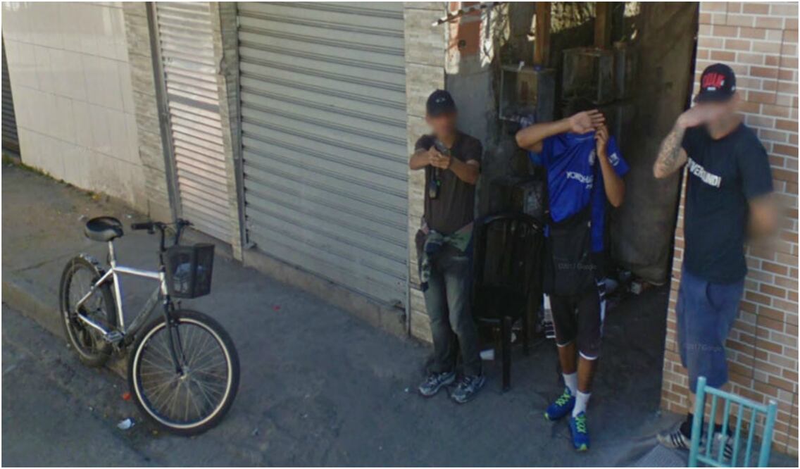 La actitud del grupo hacia la cámara parece aún más desconcertante si tenemos en cuenta que Google difumina todas las caras de quienes aparecen en los mapas