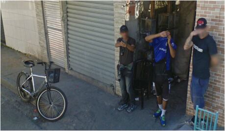 Google Maps capta a un hombre apuntando a sus cámaras