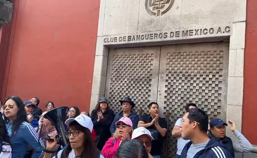 Trabajadores del Poder Judicial se manifiestan en el Club de Banqueros. Foto: Especial
