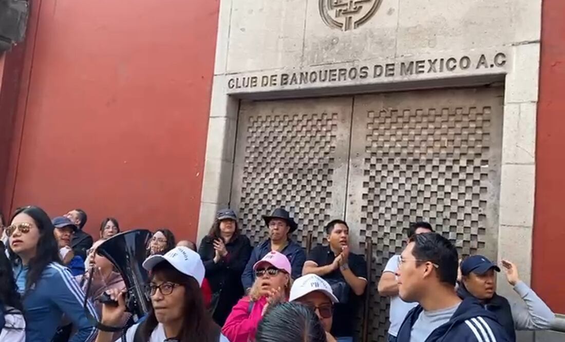 Trabajadores del Poder Judicial se manifiestan en el Club de Banqueros. Foto: Especial