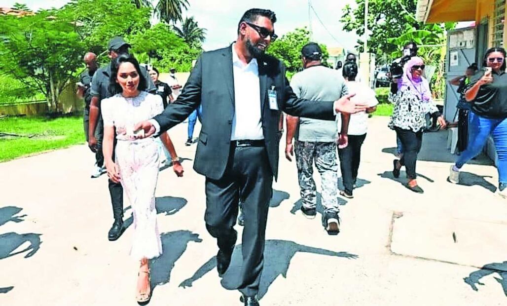 El mandatario Mohamed Irfaan Ali y su esposa, Arya, al llegar a un colegio electoral durante las elecciones presidenciales en Leonora, Guyana, el 1 de septiembre pasado. Foto: Joaquín Sarmiento / AFP