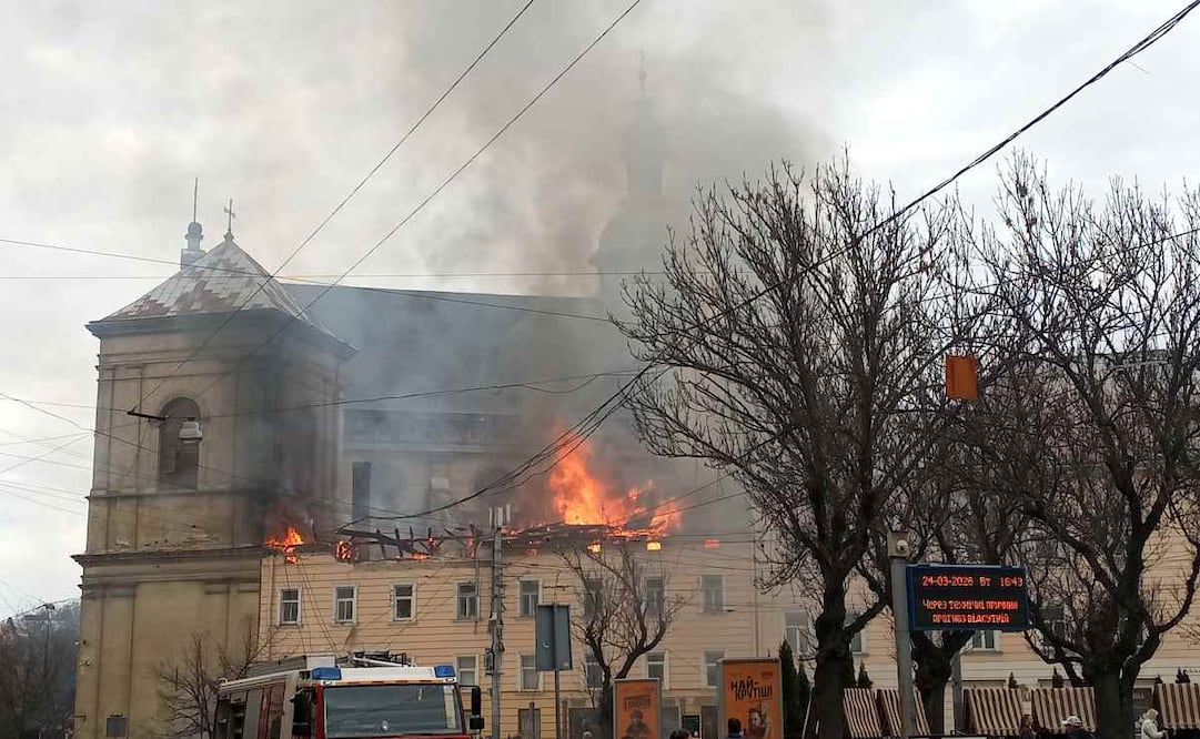 Rusia atacó este martes a plena luz del día el centro de Leópolis, una ciudad ucraniana situada a solo 70 kilómetros de la frontera con Polonia, miembro de la Unión Europea (UE) y la OTAN, en un bombardeo en el que resultaron heridas al menos 13 personas y que dañó un edificio protegido por la Unesco, informaron las autoridades locales. El ataque provocó un incendio en la parte superior de edificios residenciales de tres plantas situados en el recinto de la iglesia de San Andrés, del siglo XVII, y del histórico monasterio bernardino, reveló el alcalde Andrí Sadoví en sus redes sociales. Foto: EFE