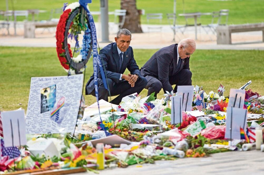 El presidente Obama y el vicepresidente Biden colocaron ayer flores en el memorial a las víctimas de la matanza del bar Pulse, en Orlando (PABLO MARTINEZ MONSIVAIS. AP)