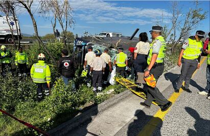 Confirman 6 muertos y 15 heridos por volcadura de autobús de pasajeros en la México- Querétaro