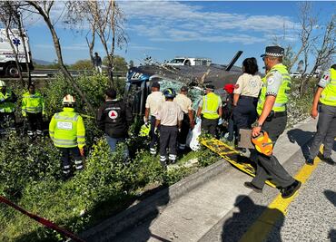 Confirman 6 muertos y 15 heridos por volcadura de autobús de pasajeros en la México- Querétaro