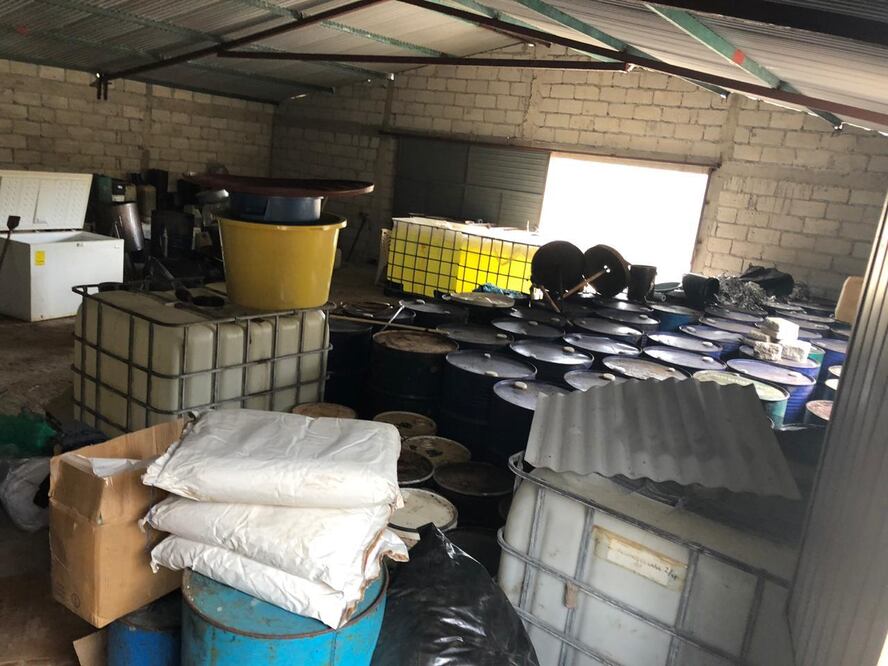En el lugar fueron hallados docenas de tambos con precursores químicos y utensilios para la fabricación de drogas sintéticas (ESPECIAL)