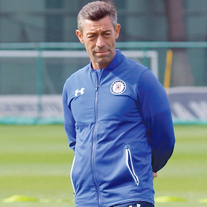 Pedro Caixinha no podrá estar en el banquillo por una suspensión. IMAGO7