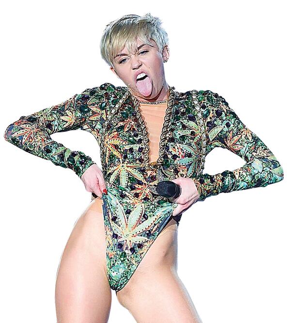 Miley aparece en Elle justo ahora que será la conductora de los premios MTV. La ceremonia es mañana y ha prometido que sera “cruda” (ARCHIVO EL UNIVERSAL)