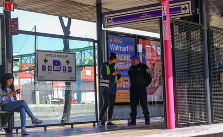 Usuarios del Metrobús piden más seguridad dentro de estaciones; el fin de semana, un hombre empujó a policía al paso del transporte