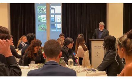 Ricardo Monreal sostiene encuentro con estudiantes mexicanos de posgrado en Madrid