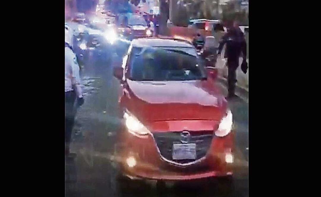 El conductor del auto rojo fue detenido en inmediaciones de San Andrés Atoto, Naucalpan. Foto: Especial