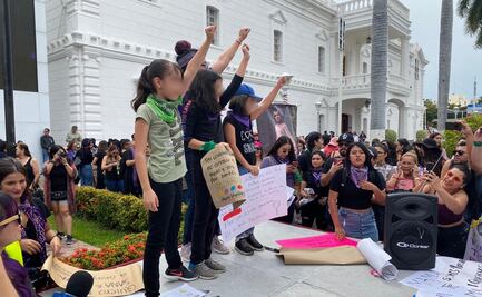 Niñas se unen a marcha contra violencia de género en Culiacán
