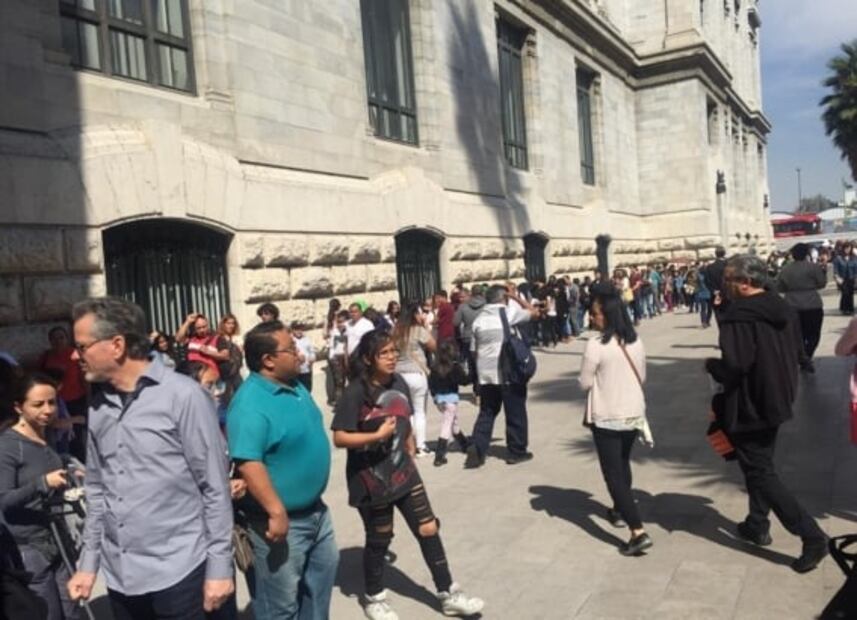 Público de Bellas Artes accede por puerta lateral ante presencia de manifestantes