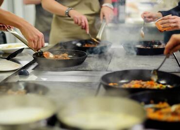 ¿Cómo mejorar el clima laboral dentro de las cocinas? Únete al debate