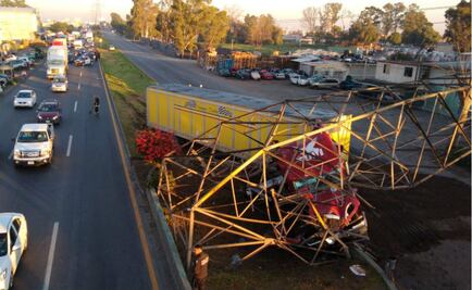 Tráiler derriba torre de luz en la Lechería-Texcoco; cierran circulación