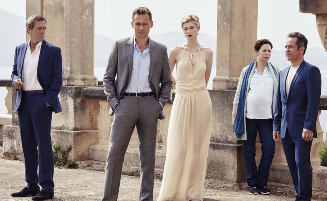 Hugh Laurie es Richard Roper, Tom Hiddleston hace a Jonathan Pine, Tom Hollander interpreta a Major Corkoran, Elizabeth Debicki  es Jed Marshall, y Olivia Colman actúa como Angela Burr. (FOTO: Cortesía AMC) 