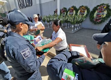 Con pase de lista, honran a 5 policías emboscados en Oaxaca
