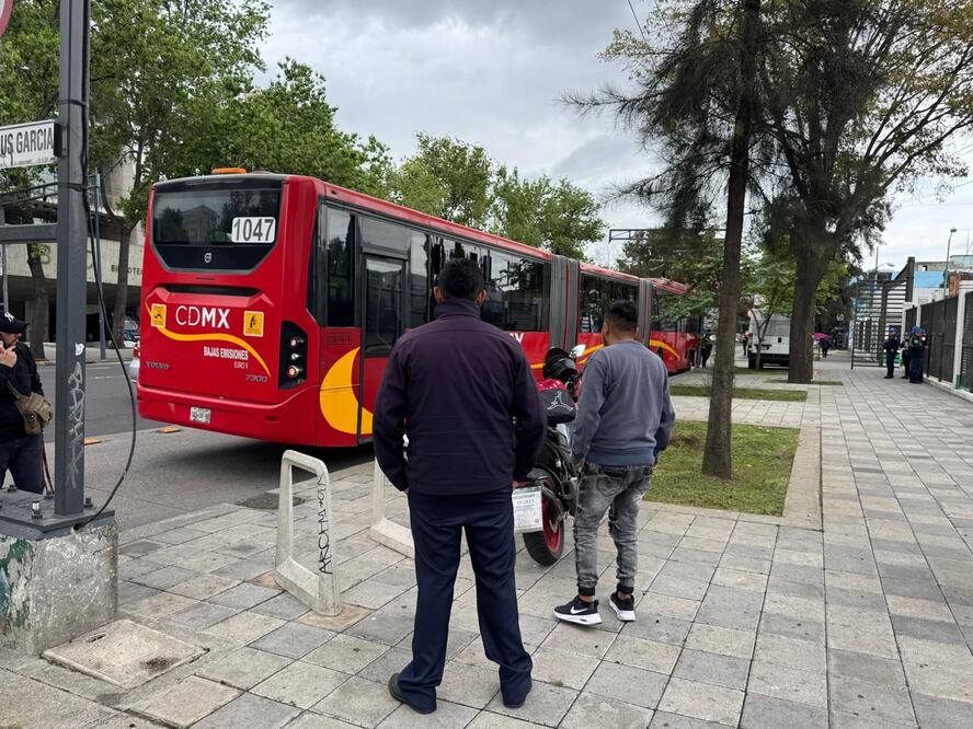Un hombre de aproximadamente 50 años de edad, perdió la vida mientras viajaba a bordo de una unidad del Metrobús de la Línea 1. (Foto: Juan Carlos Williams/ EL UNIVERSAL)