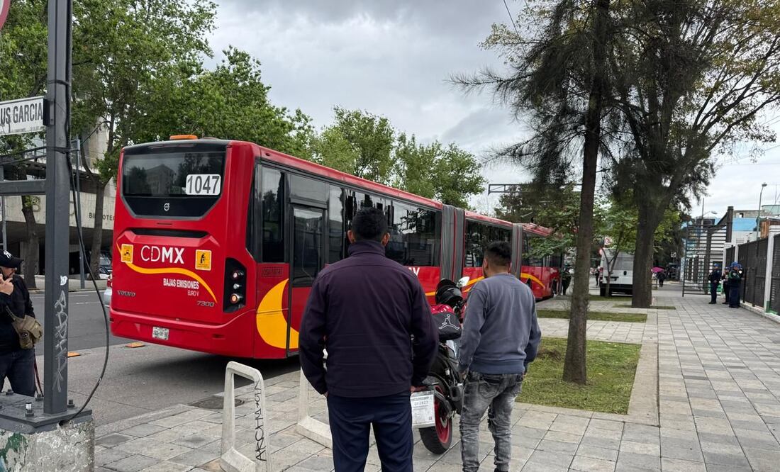 Un hombre de aproximadamente 50 años de edad, perdió la vida mientras viajaba a bordo de una unidad del Metrobús de la Línea 1. (Foto: Juan Carlos Williams/ EL UNIVERSAL)