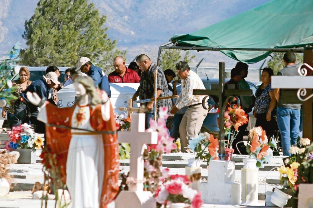 El cuerpo de la menor fue desenterrado el sábado y trasladado al Servicio Médico Forense. El domingo, familiares y amigos despidieron a Tania en el panteón Parque Funeral Valle de Santo Cristo, donde exigieron justicia (CORTESÍA ZÓCALO SALTILLO)