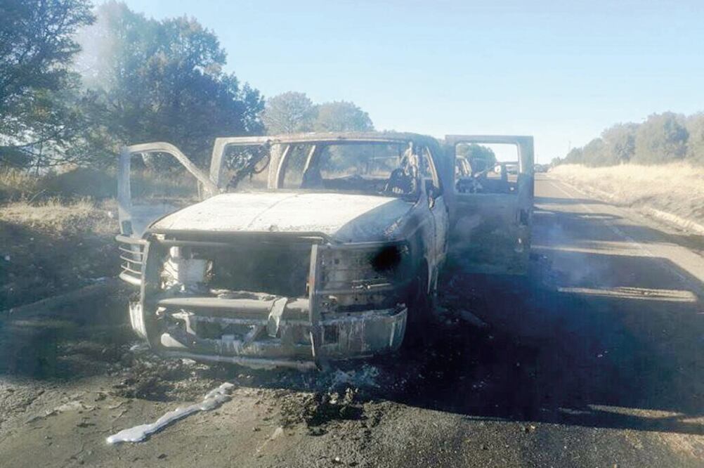 En el municipio chihuahuense de Gómez Farías seis hombres fueron ejecutados, tras registrarse una intensa balacera. En el kilómetro 143 del tramo carretero se localizaron los cuerpos y siete vehículos, dos de ellos calcinados. (FISCALÍA GENERAL DE CHIHUA)