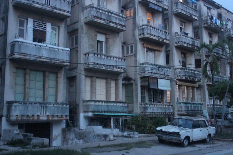 El deterioro de los edificios es parte del paisaje cotidiano de La Habana. CRÉDITO: VICENTE ALFONSO