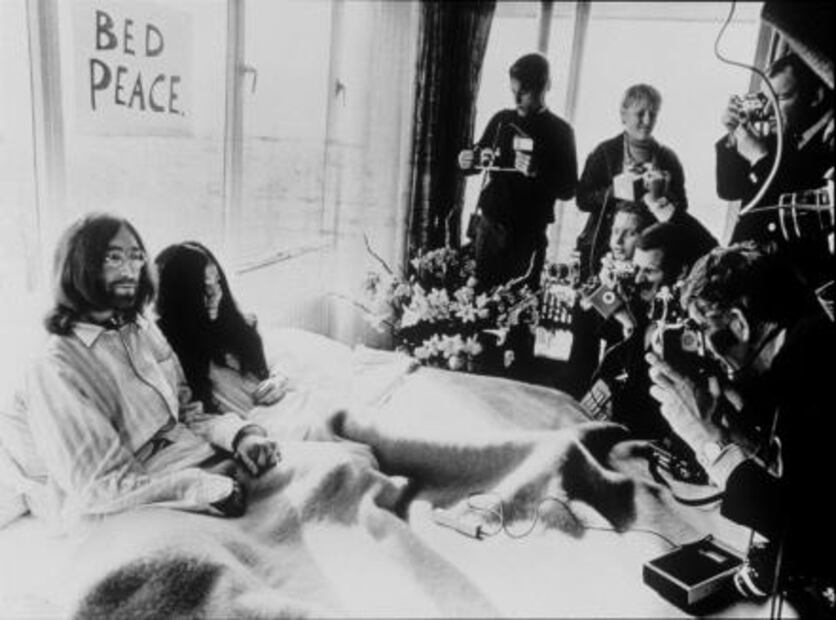 Yoko Ono lleva a su "cama de la paz" a Ringo Starr y Jeff Bridges