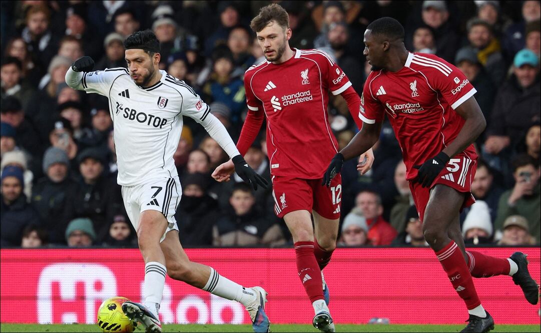 Raúl Jiménez frente al Liverpool / Foto: AFP