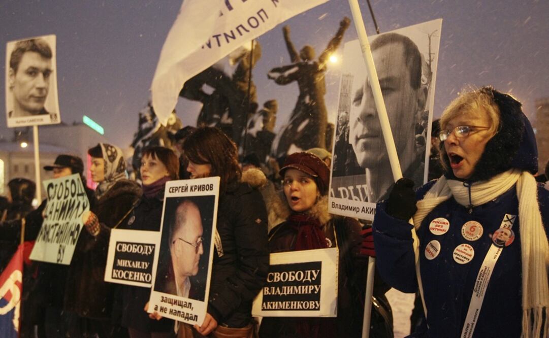 Varios activistas rusos sujetan pancartas con las fotos de sus compañeros encarcelados, durante una manifestación convocada por algunos partidos de la oposición. (Foto: Archivo - EFE/Sergei Chirikov)