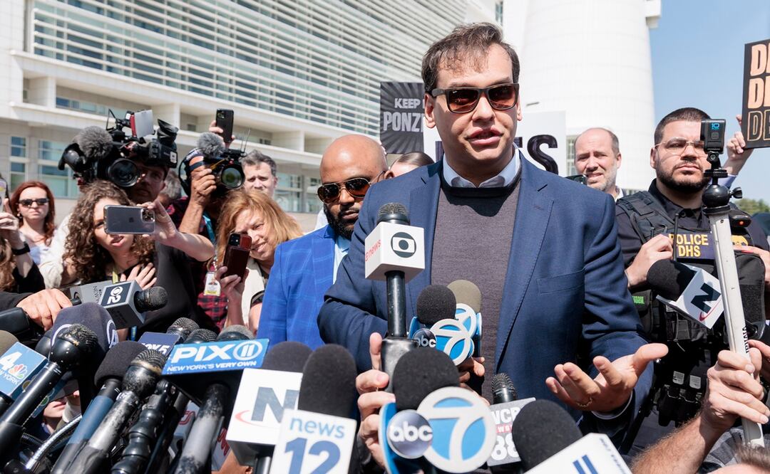 El congresista republicano George Santos de Nueva York habla con los reporteros después de salir de un tribunal federal donde compareció ante un juez. Foto: EFE