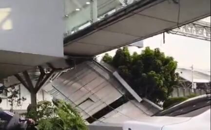Estructura de metal cae en terminal uno del AICM; hay una automovilista afectada