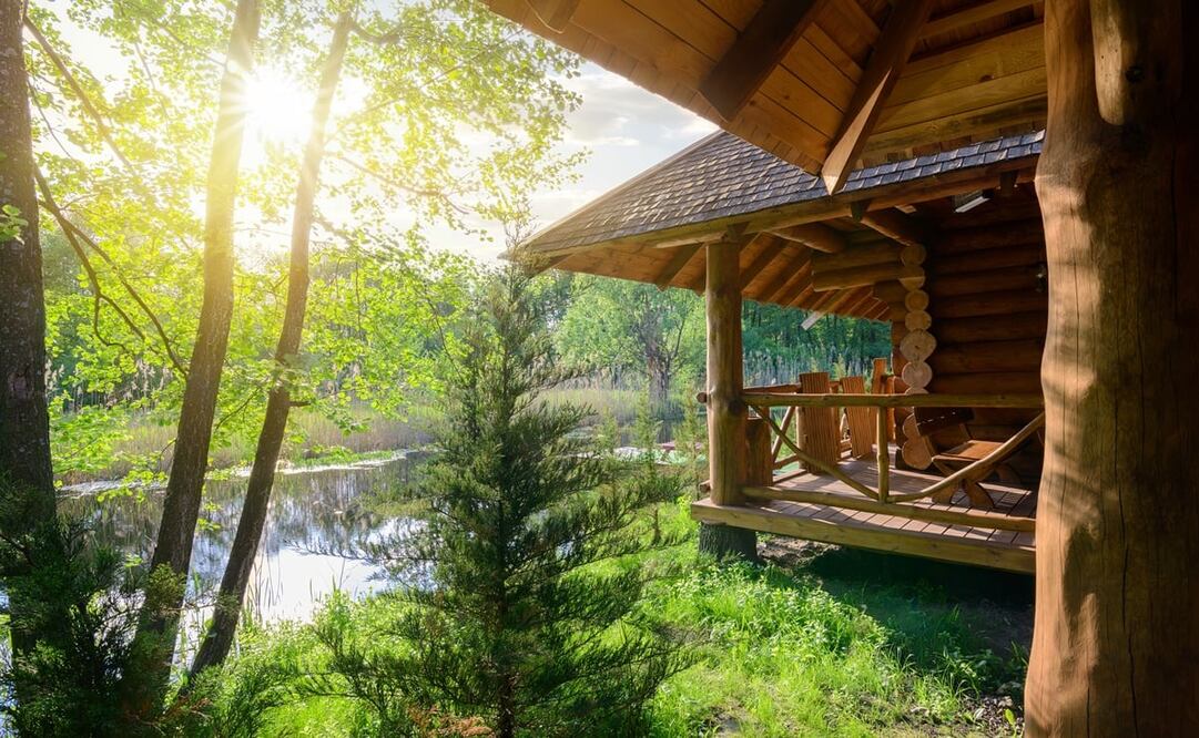 Frío, bosque, neblina, relajación, comida rica y alejado de los tumultos. ¿Qué más puedes pedir? Foto: Istockphoto.