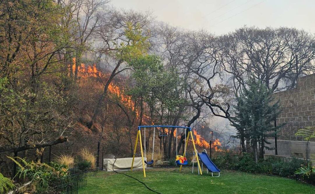 El fuego se registra en las inmediaciones de las calles Olla, Cañada y Cilindro, en Zona Esmeralda, donde los vecinos incluso están solicitando la presencia de pipas privadas que están comprando para combatir el incendio. Foto: Especial