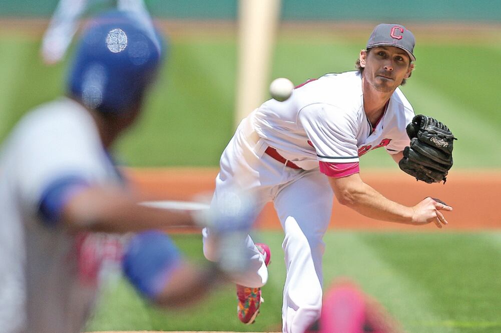 Josh Tomlin encabezó el triunfo de los Indians 5-4 sobre los Royals (AARON JOSEFCZYK. AP)